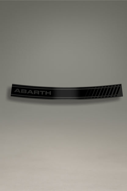Parasol de vinilo negro con el logo 'Abarth' y franjas laterales en gris oscuro. Un accesorio de diseño sobrio y deportivo de MOA-Grafics para proteger y personalizar el parabrisas de vehículos Fiat.
