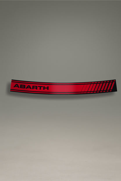 Parasol de vinilo rojo con el logo 'Abarth' y franjas laterales en negro. Un accesorio de diseño deportivo de MOA-Grafics para personalizar el parabrisas y proteger el interior del sol.