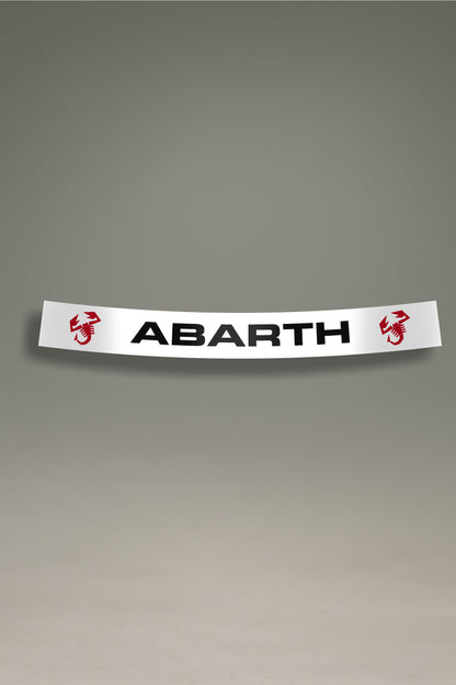 Parasol de vinilo blanco con el escorpión Abarth en rojo y el texto en negro. Accesorio de personalización de MOA-Grafics para dar un toque racing a tu coche y protegerlo del sol.