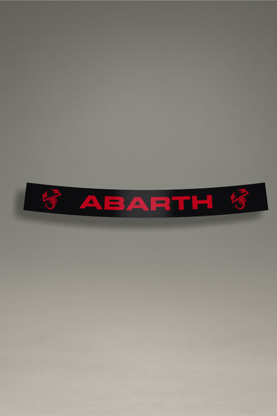 Parasol de vinilo negro con el logo del escorpión y la palabra 'Abarth' en rojo. Un accesorio de estilo deportivo de MOA-Grafics para personalizar vehículos Fiat y proteger el interior del sol.