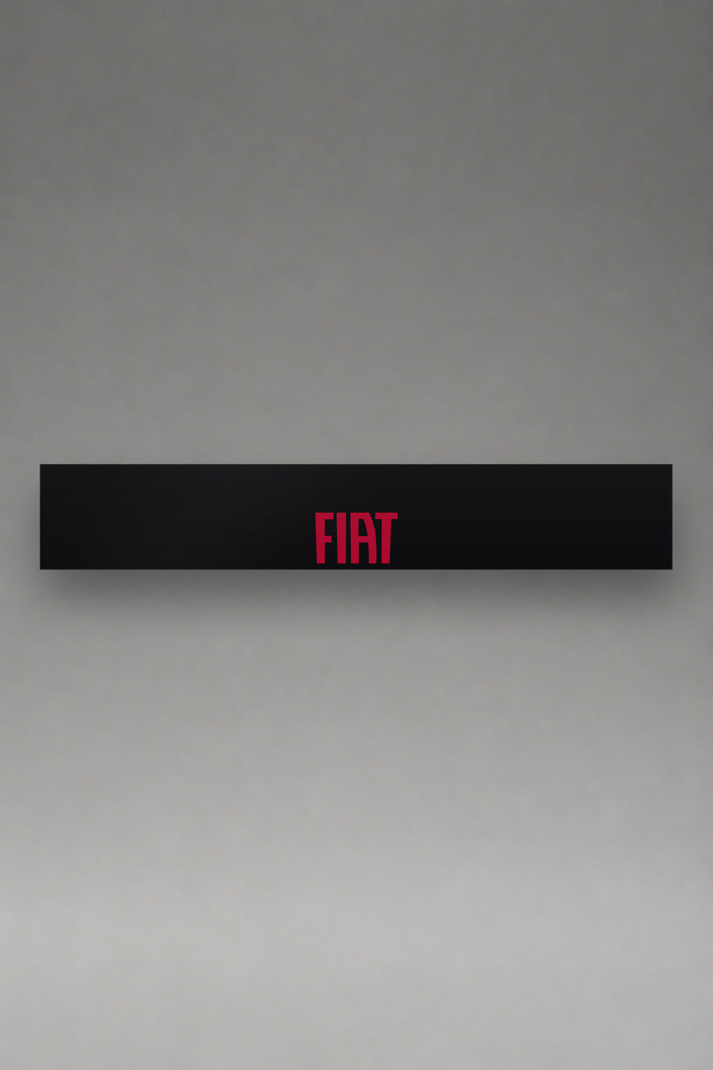 Parasol de vinilo Fiat negro con el lettering FIAT en rojo, la tira entera de 150 x 25 cm vista de frente, de MOA-Grafics.