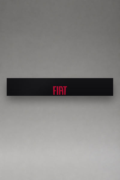 Parasol de vinilo Fiat negro con el lettering FIAT en rojo, la tira entera de 150 x 25 cm vista de frente, de MOA-Grafics.