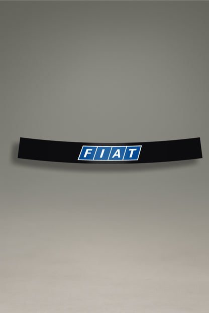 Parasol de vinilo negro con el logotipo clásico de Fiat en azul. Accesorio de personalización de MOA-Grafics para dar un toque vintage a tu coche y protegerlo del sol.