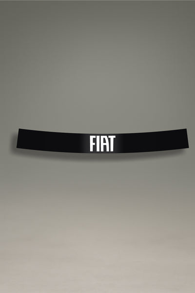 Parasol de vinilo negro con el logotipo moderno de Fiat en blanco. Accesorio de MOA-Grafics para personalizar el coche con un estilo limpio y deportivo.