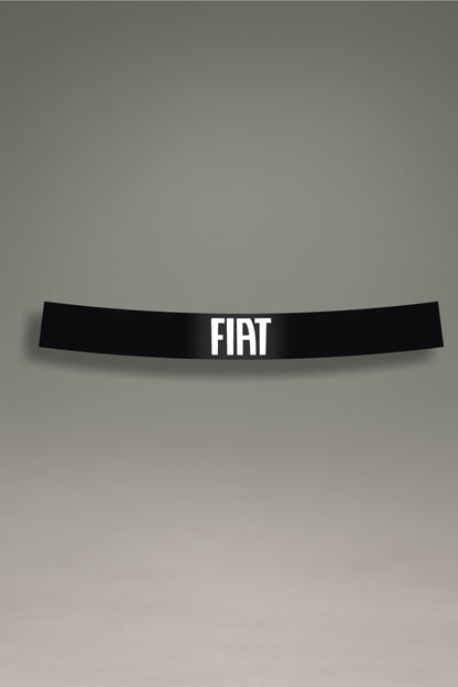 Parasol de vinilo negro con el logotipo moderno de Fiat en blanco. Accesorio de MOA-Grafics para personalizar el coche con un estilo limpio y deportivo.