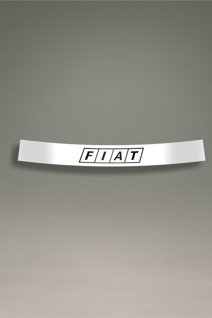 Parasol de vinilo negro con el logotipo retro de Fiat en blanco. Un accesorio de estilo vintage de MOA-Grafics para personalizar y proteger el parabrisas de cualquier vehículo Fiat.