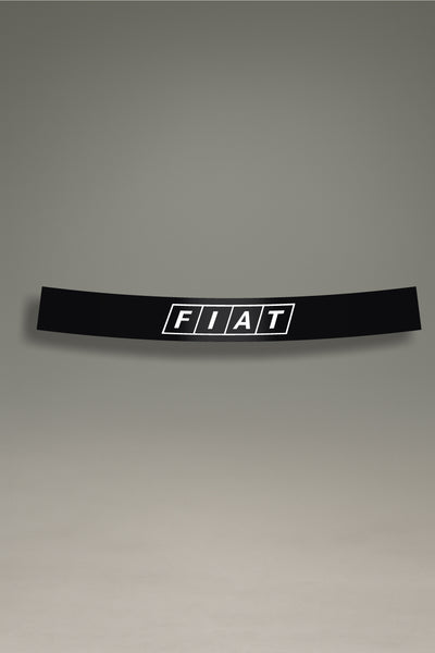 Parasol de vinilo blanco con el logotipo retro de Fiat en negro. Accesorio de personalización de MOA-Grafics para dar un toque clásico a tu coche y protegerlo del sol.