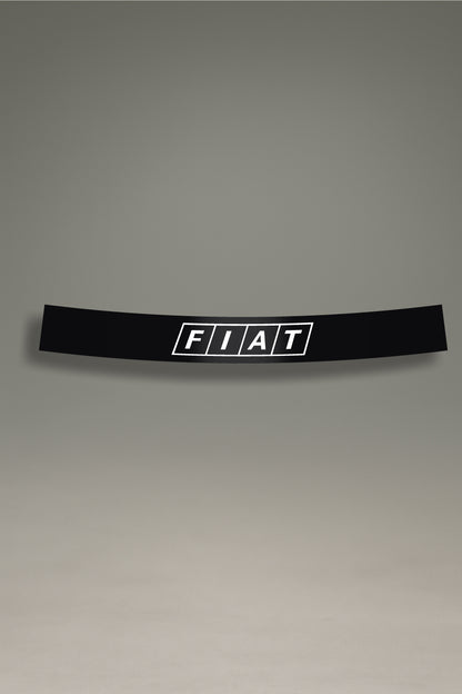 Parasol de vinilo blanco con el logotipo retro de Fiat en negro. Accesorio de personalización de MOA-Grafics para dar un toque clásico a tu coche y protegerlo del sol.
