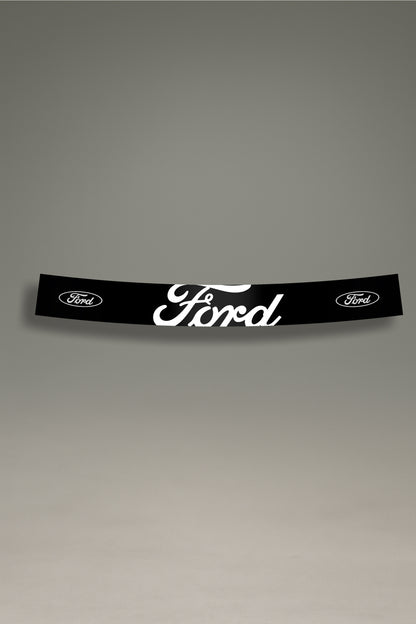 Parasol de vinilo negro con el logotipo clásico de Ford en blanco. Un accesorio de MOA-Grafics para personalizar el coche con un estilo americano y proteger el interior del sol.