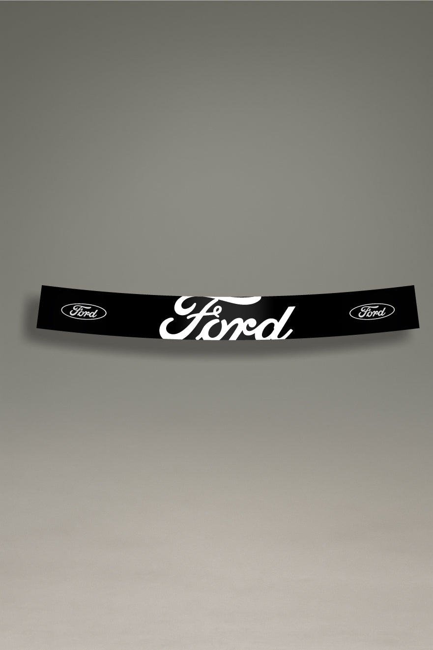 Parasol de vinilo negro con el logotipo clásico de Ford en blanco. Un accesorio de MOA-Grafics para personalizar el coche con un estilo americano y proteger el interior del sol.