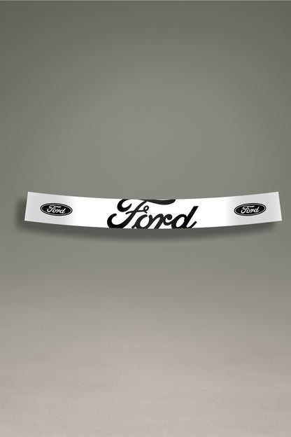 Parasol de vinilo blanco con el logotipo clásico de Ford en negro. Accesorio de MOA-Grafics para dar un toque de estilo atemporal a tu coche y protegerlo de los rayos UV.