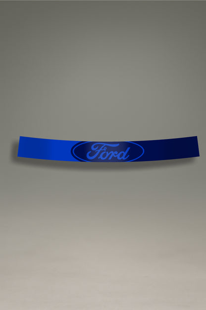 Parasol de vinilo con degradado azul y el logotipo oval de Ford. Un accesorio de diseño moderno de MOA-Grafics para proteger tu coche del sol.