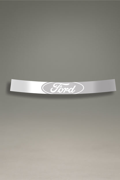 Parasol de vinilo plateado para coche con el logotipo oval de Ford en blanco. Un accesorio de estilo elegante de MOA-Grafics para proteger el interior y personalizar el parabrisas.