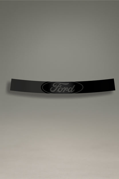 Parasol de vinilo negro para coche con el logotipo oval de Ford en gris oscuro. Un accesorio de estilo discreto de MOA-Grafics para personalizar y proteger el vehículo.