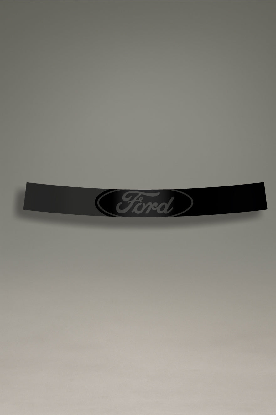 Parasol de vinilo negro para coche con el logotipo oval de Ford en gris oscuro. Un accesorio de estilo discreto de MOA-Grafics para personalizar y proteger el vehículo.