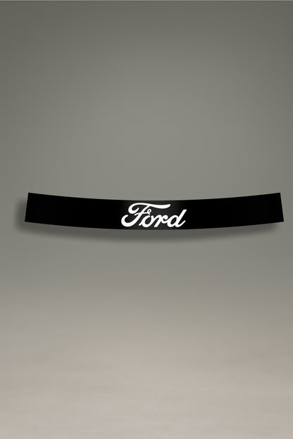 Parasol de vinilo negro con el logotipo script de Ford en blanco. Un accesorio minimalista de MOA-Grafics para personalizar el coche con un estilo clásico y proteger el interior del sol.