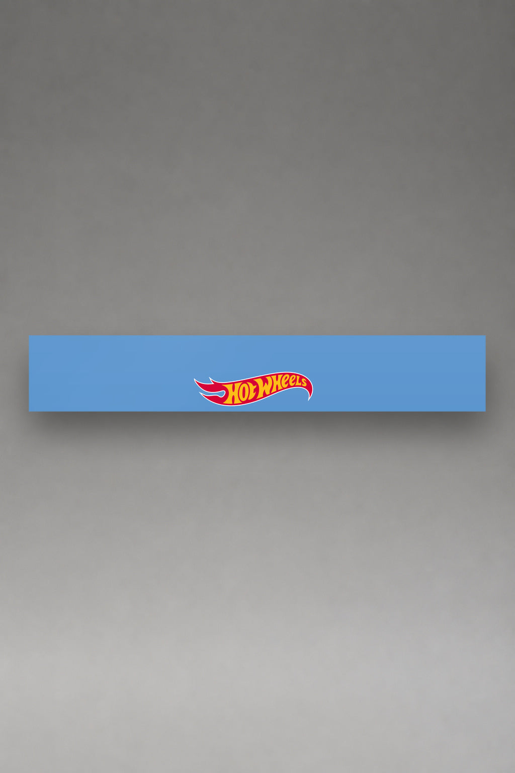 Parasol de vinilo Hot Wheels azul celeste con el wordmark de la marca en rojo y amarillo, la tira entera vista de frente, de MOA-Grafics.