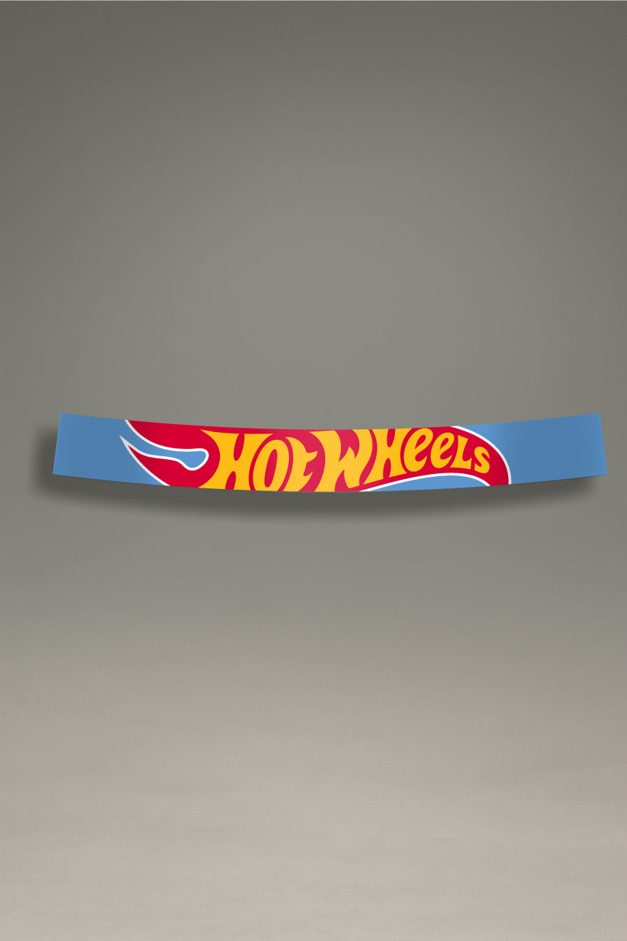 Parasol de vinilo azul con el logotipo clásico de Hot Wheels a color. Un accesorio de MOA-Grafics para personalizar tu coche con un estilo nostálgico y proteger el interior.