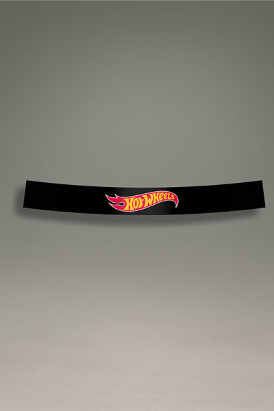 Parasol de vinilo negro con el logotipo clásico de Hot Wheels. Un accesorio de MOA-Grafics para proteger tu coche del sol y darle un toque de coleccionista.