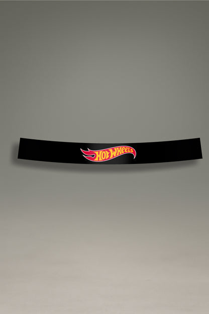 Parasol de vinilo negro con el logotipo clásico de Hot Wheels. Un accesorio de MOA-Grafics para proteger tu coche del sol y darle un toque de coleccionista.