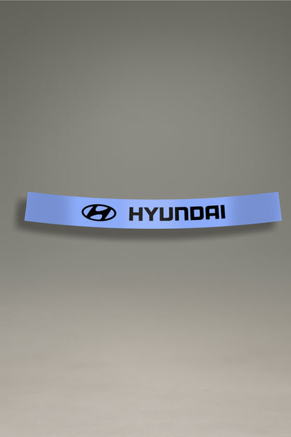 Parasol de vinilo azul claro con el logotipo oficial de Hyundai en negro. Un accesorio de personalización de MOA-Grafics para proteger y dar un toque de color a tu vehículo.