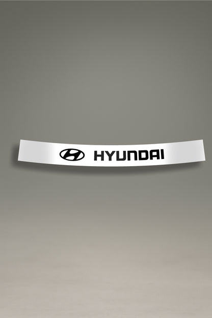 Parasol de vinilo blanco con el logotipo oficial de Hyundai en negro. Un accesorio de estilo moderno de MOA-Grafics para proteger el interior de tu coche del sol.
