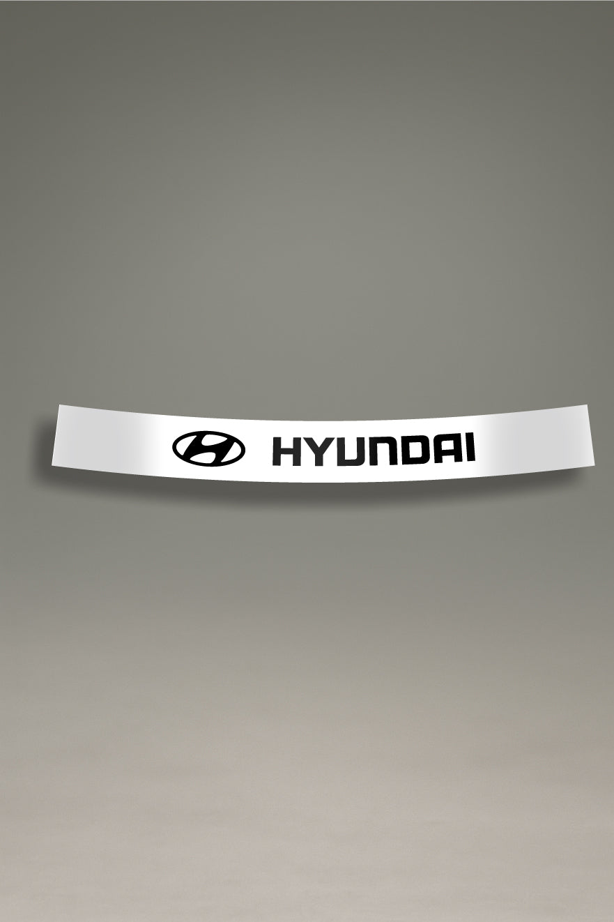 Parasol de vinilo blanco con el logotipo oficial de Hyundai en negro. Un accesorio de estilo moderno de MOA-Grafics para proteger el interior de tu coche del sol.
