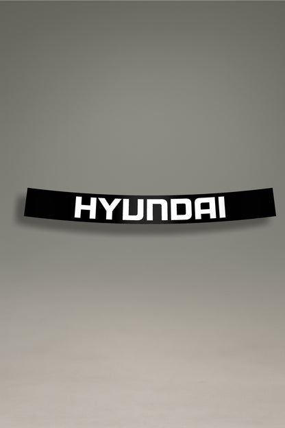 Parasol de vinilo negro con el logotipo moderno de Hyundai en blanco. Accesorio de MOA-Grafics para personalizar y proteger el parabrisas de tu vehículo.