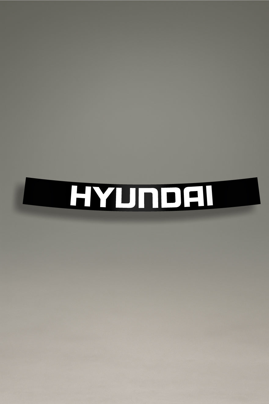 Parasol de vinilo negro con el logotipo moderno de Hyundai en blanco. Accesorio de MOA-Grafics para personalizar y proteger el parabrisas de tu vehículo.