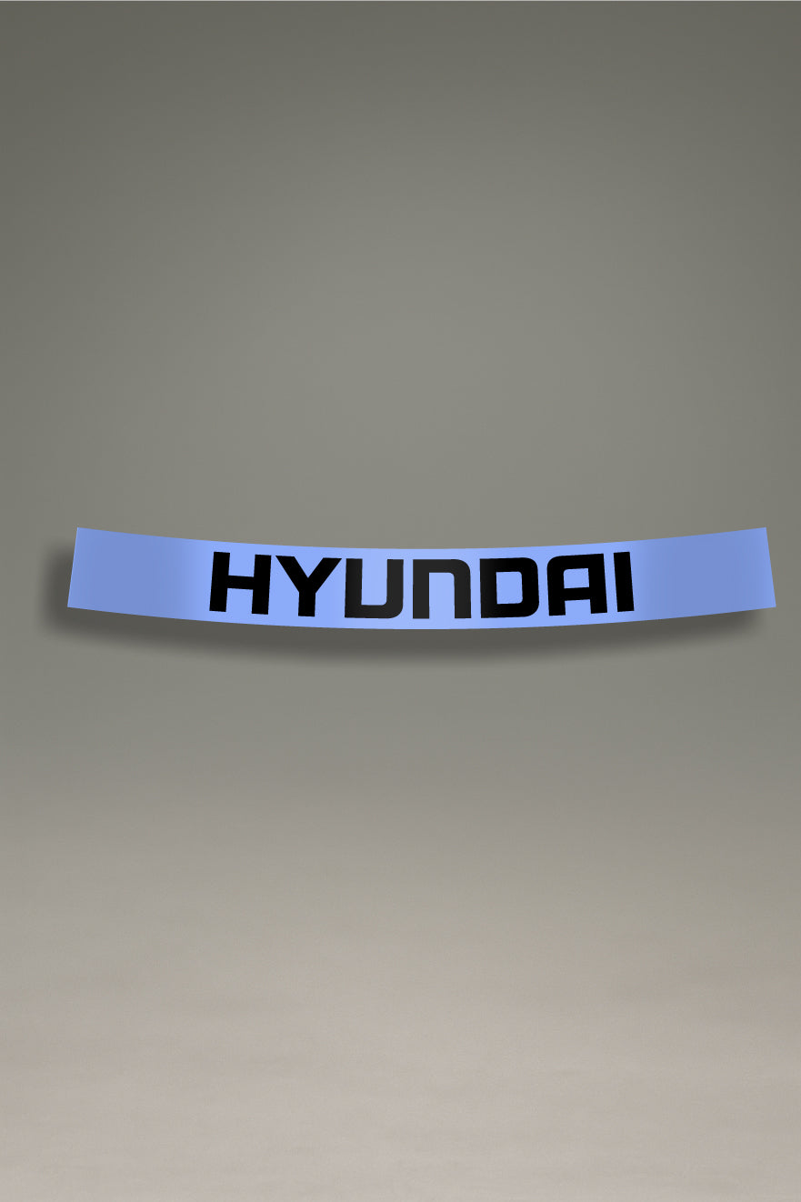 Parasol de vinilo azul claro con el logotipo moderno de Hyundai en negro. Un accesorio de personalización de MOA-Grafics para proteger y añadir un toque de color a tu vehículo.