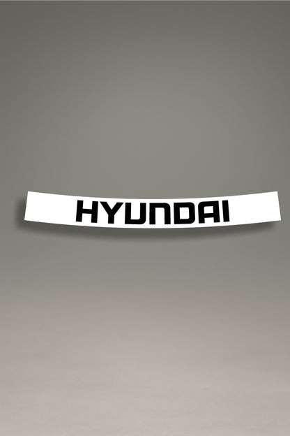 Parasol de vinilo blanco con el logotipo moderno de Hyundai en negro. Un accesorio de estilo minimalista de MOA-Grafics para proteger el interior de tu coche del sol.