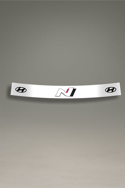 Parasol de vinilo blanco con el logotipo de Hyundai N y el emblema de la marca en los laterales. Accesorio de MOA-Grafics para dar un toque racing a tu coche y protegerlo de los rayos UV.