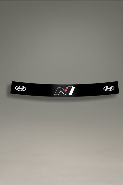 Parasol de vinilo negro con el logotipo de Hyundai N en el centro y el emblema de Hyundai en los laterales. Un accesorio de competición de MOA-Grafics para personalizar y proteger vehículos Hyundai.