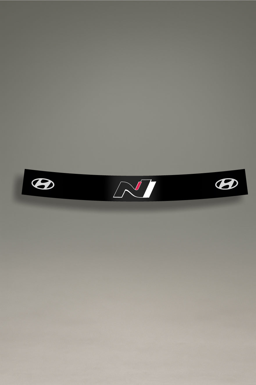 Parasol de vinilo negro con el logotipo de Hyundai N en el centro y el emblema de Hyundai en los laterales. Un accesorio de competición de MOA-Grafics para personalizar y proteger vehículos Hyundai.