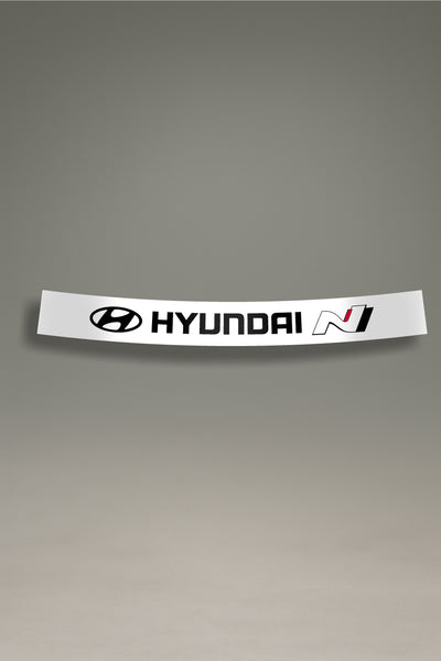 Parasol de vinilo blanco con el logotipo completo de Hyundai N en negro y rojo. Accesorio de MOA-Grafics para dar un toque racing a tu coche y protegerlo de los rayos UV.