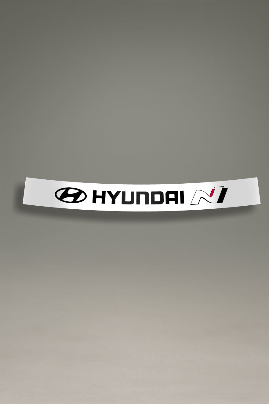 Parasol de vinilo blanco con el logotipo completo de Hyundai N en negro y rojo. Accesorio de MOA-Grafics para dar un toque racing a tu coche y protegerlo de los rayos UV.