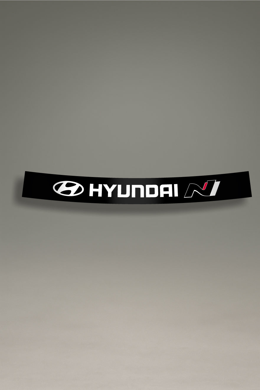 Parasol de vinilo negro con el logotipo completo de Hyundai N en blanco y rojo. Un accesorio de competición de MOA-Grafics para personalizar y proteger vehículos Hyundai Performance.