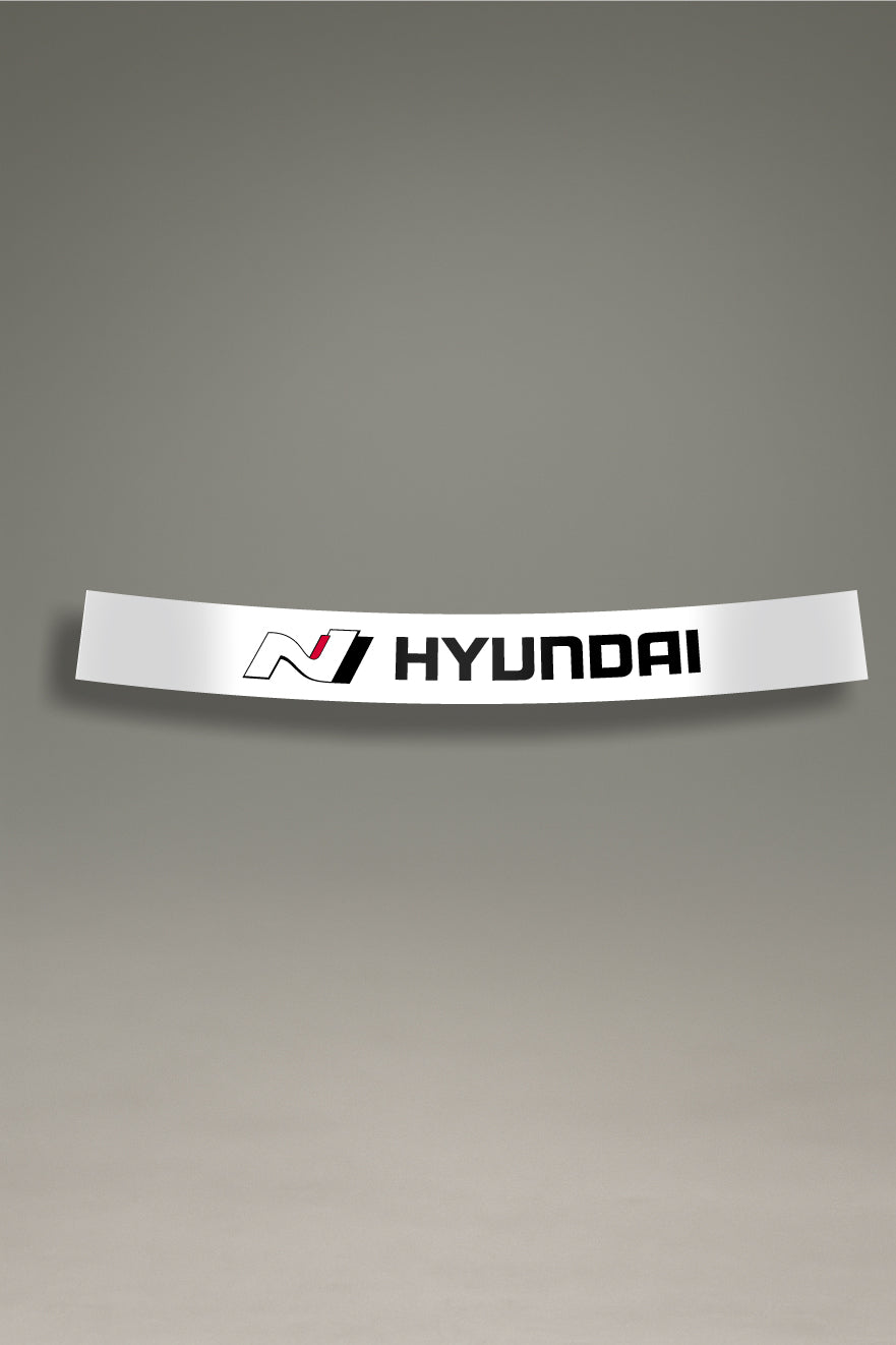Parasol de vinilo blanco con el logotipo de Hyundai N Performance en negro y rojo. Un accesorio de MOA-Grafics para proteger y dar un toque de estilo racing a tu coche.