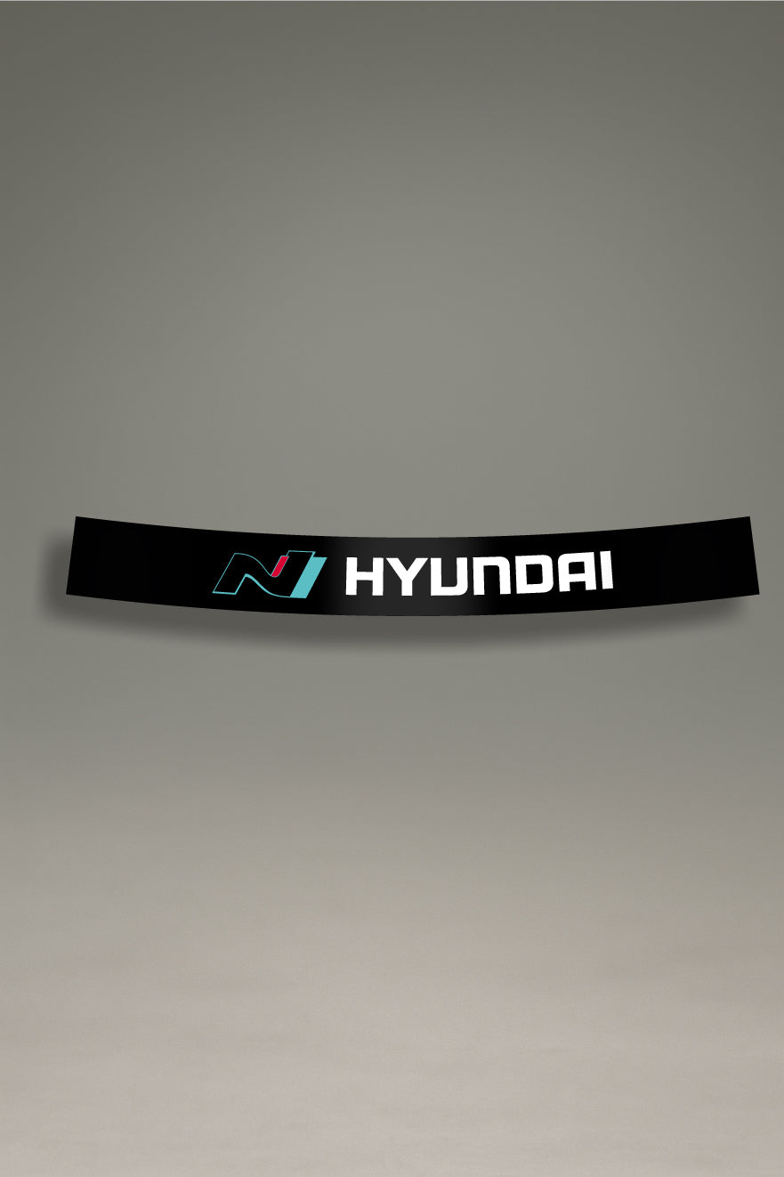 Parasol de vinilo negro para coche con el logotipo de Hyundai N Performance en blanco y azul. Accesorio deportivo de MOA-Grafics para personalizar y proteger el vehículo.
