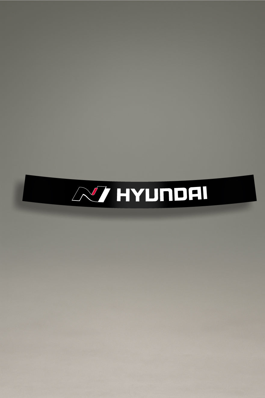 Parasol de vinilo negro con el logotipo de Hyundai N Performance en blanco y rojo. Un accesorio de competición de MOA-Grafics para proteger el interior de tu coche.