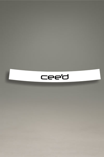 Parasol de vinilo blanco con el logotipo del Kia Cee'd en negro. Un accesorio de estilo minimalista de MOA-Grafics para proteger el interior de tu coche del sol.