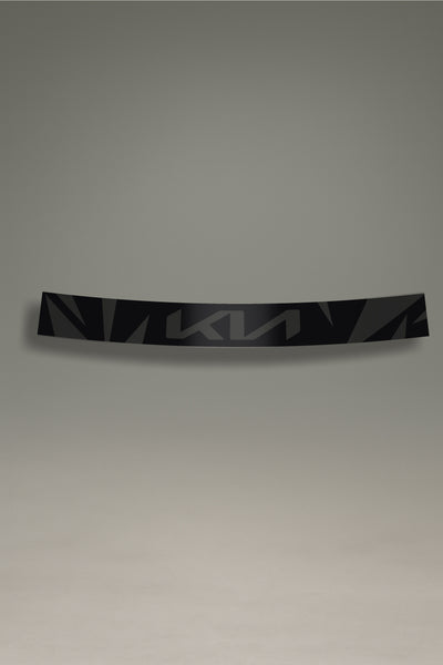 Parasol de vinilo negro con el logotipo de Kia integrado en un patrón geométrico gris oscuro. Un accesorio de estilo discreto de MOA-Grafics para personalizar y proteger tu vehículo.