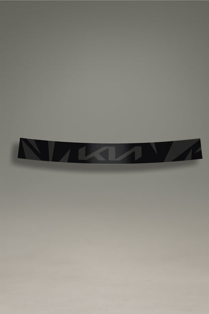 Parasol de vinilo negro con el logotipo de Kia integrado en un patrón geométrico gris oscuro. Un accesorio de estilo discreto de MOA-Grafics para personalizar y proteger tu vehículo.
