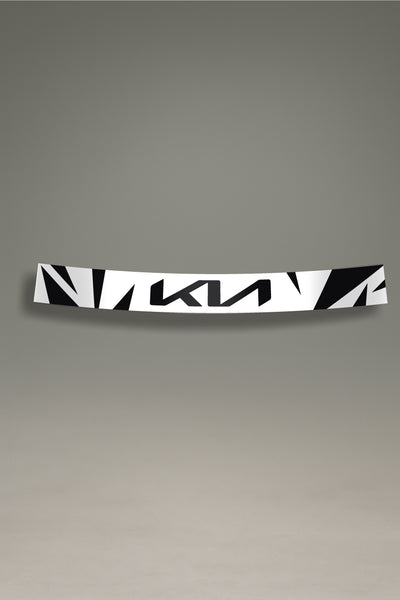 Parasol de vinilo blanco con el logotipo de Kia integrado en un patrón geométrico negro. Un accesorio de diseño de MOA-Grafics para personalizar y proteger el parabrisas.