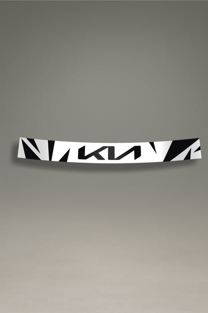 Parasol de vinilo blanco con el logotipo de Kia integrado en un patrón geométrico negro. Un accesorio de diseño de MOA-Grafics para personalizar y proteger el parabrisas.