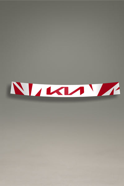Parasol de vinilo blanco con el logotipo de Kia integrado en un patrón geométrico rojo. Accesorio de MOA-Grafics para proteger tu coche del sol con un estilo moderno.