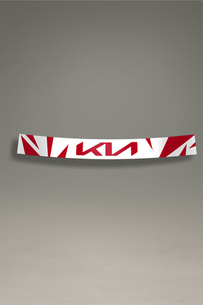 Parasol de vinilo blanco con el logotipo de Kia integrado en un patrón geométrico rojo. Accesorio de MOA-Grafics para proteger tu coche del sol con un estilo moderno.