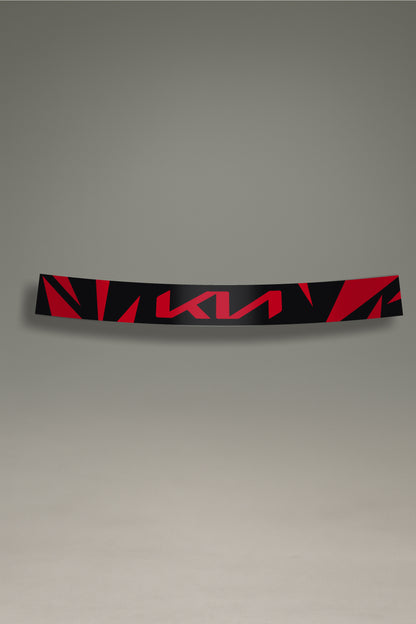 Parasol de vinilo rojo con el logotipo de Kia integrado en un patrón geométrico negro. Un accesorio de estilo deportivo de MOA-Grafics para proteger el interior de tu coche.