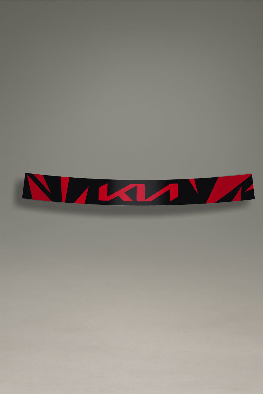 Parasol de vinilo rojo con el logotipo de Kia integrado en un patrón geométrico negro. Un accesorio de estilo deportivo de MOA-Grafics para proteger el interior de tu coche.