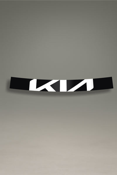 Parasol de vinilo negro con el logotipo moderno de Kia en blanco. Un accesorio de MOA-Grafics para proteger el interior del coche y personalizarlo con un diseño elegante.